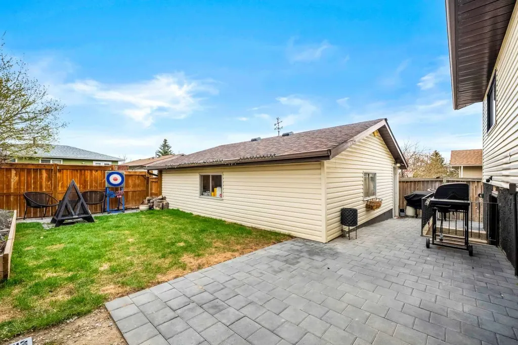 20 Bedwood Hill NE Calgary AB T3K 1L9