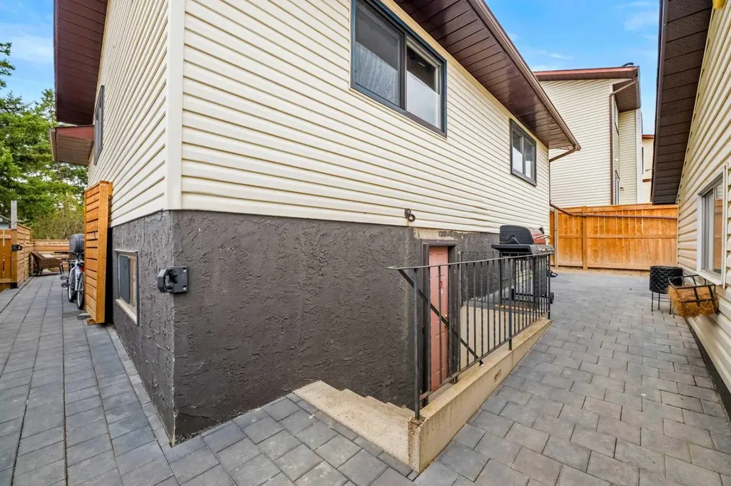 20 Bedwood Hill NE Calgary AB T3K 1L9