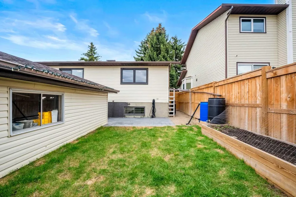 20 Bedwood Hill NE Calgary AB T3K 1L9