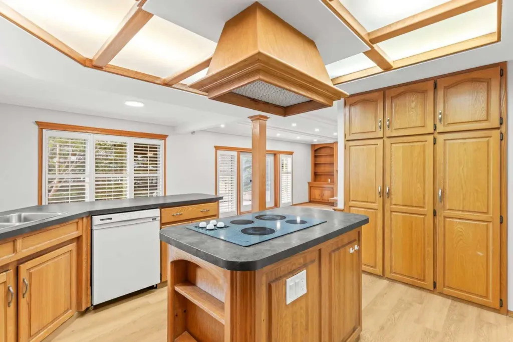15 Patterson Drive SW Calgary AB T3H 2B8