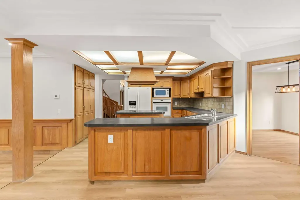 15 Patterson Drive SW Calgary AB T3H 2B8