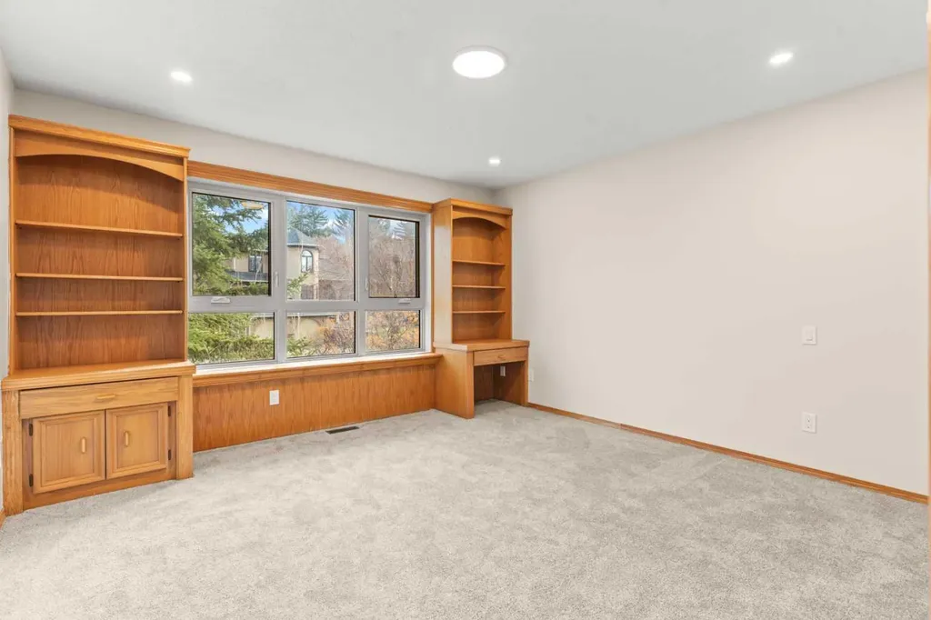 15 Patterson Drive SW Calgary AB T3H 2B8