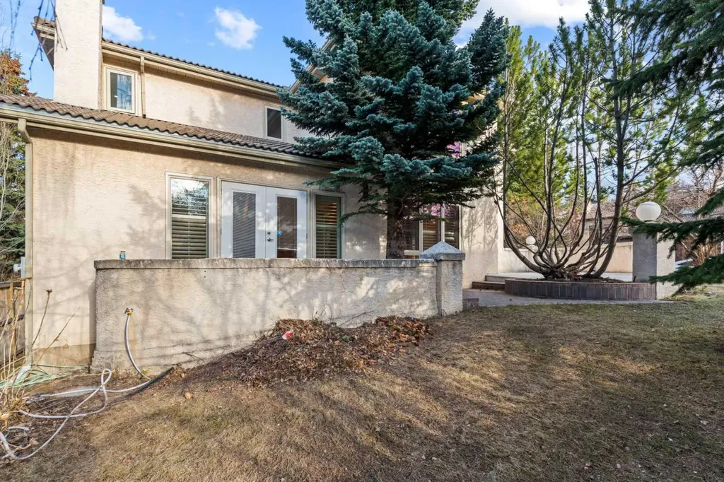 15 Patterson Drive SW Calgary AB T3H 2B8