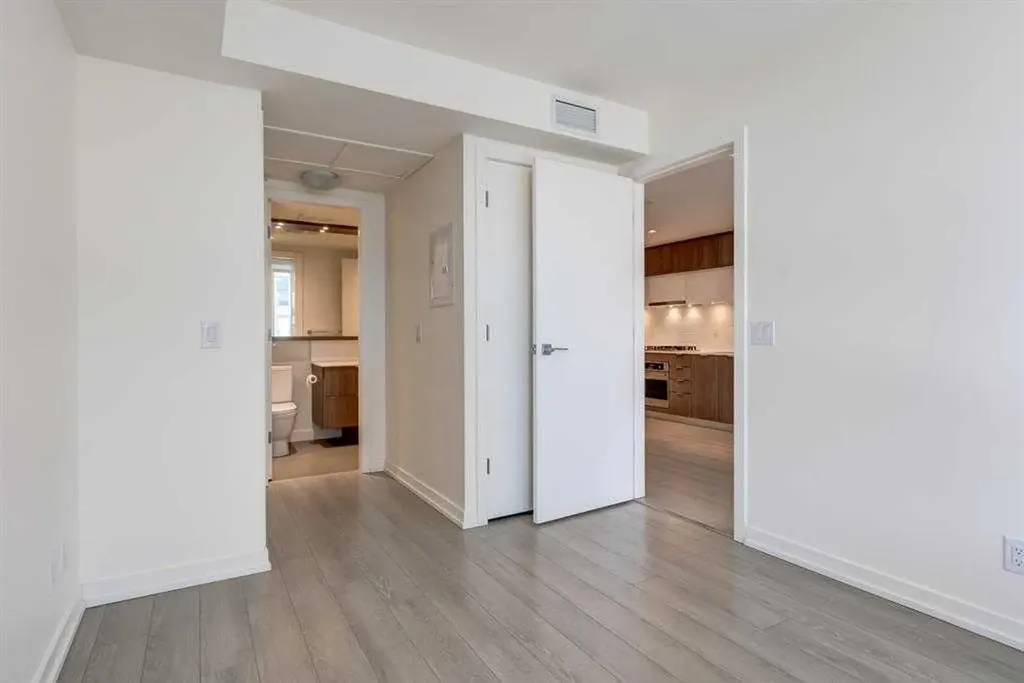 51 Waterfront Mews SW Calgary AB T2P 0X3