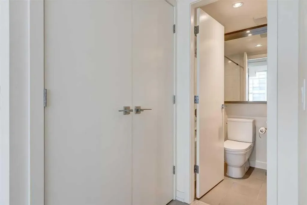 51 Waterfront Mews SW Calgary AB T2P 0X3