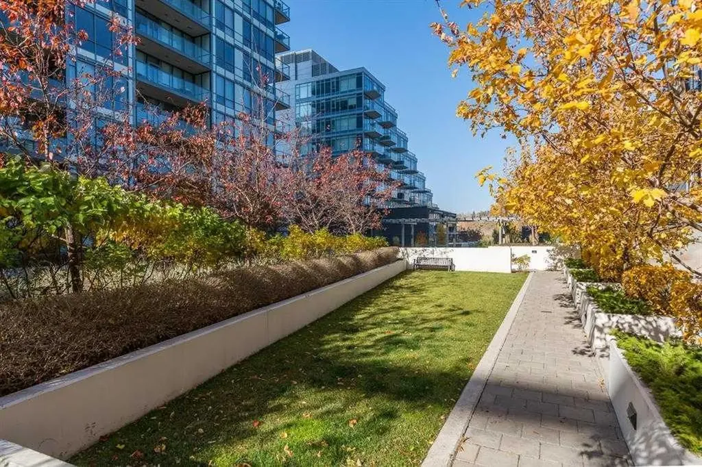 51 Waterfront Mews SW Calgary AB T2P 0X3