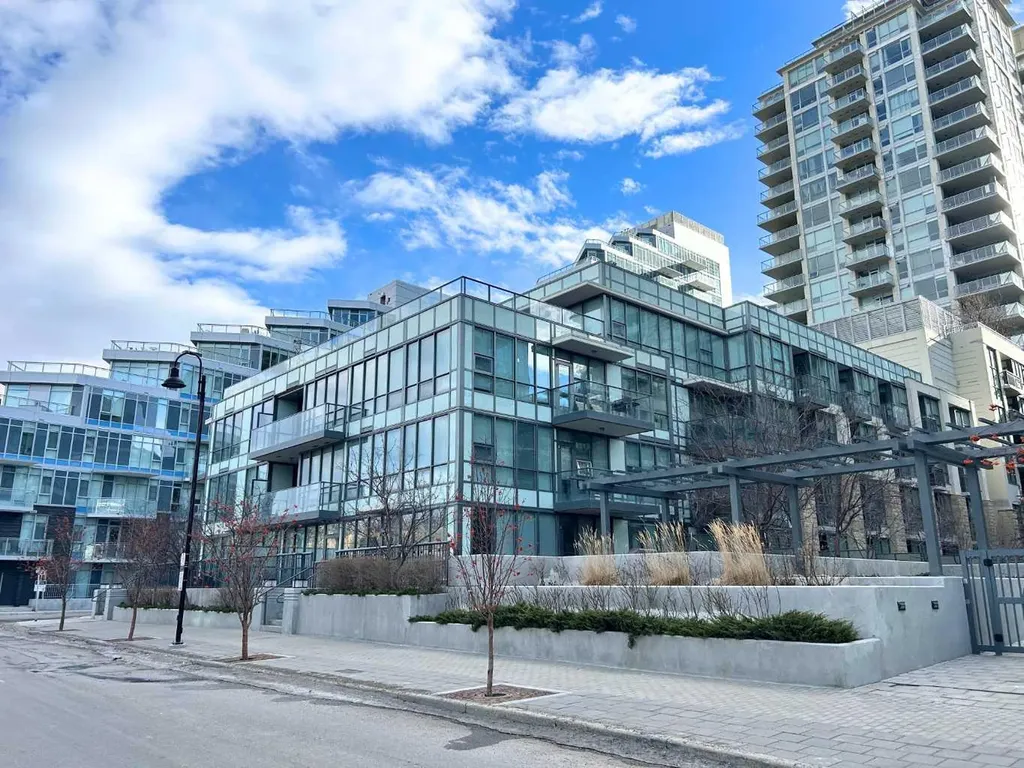 51 Waterfront Mews SW Calgary AB T2P 0X3