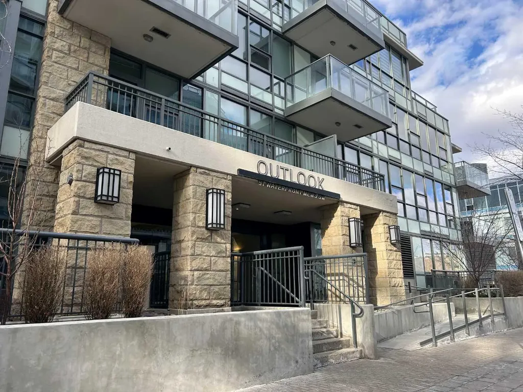 51 Waterfront Mews SW Calgary AB T2P 0X3