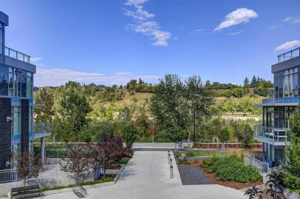 51 Waterfront Mews SW Calgary AB T2P 0X3