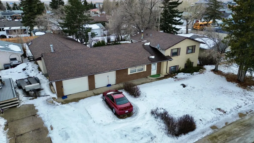 607 7 Avenue W Hanna AB T0J 1P0
