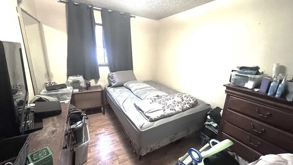 6503 33 Avenue NW Calgary AB T3B 1K9