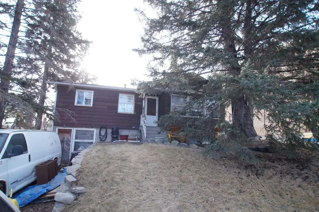 6503 33 Avenue NW Calgary AB T3B 1K9