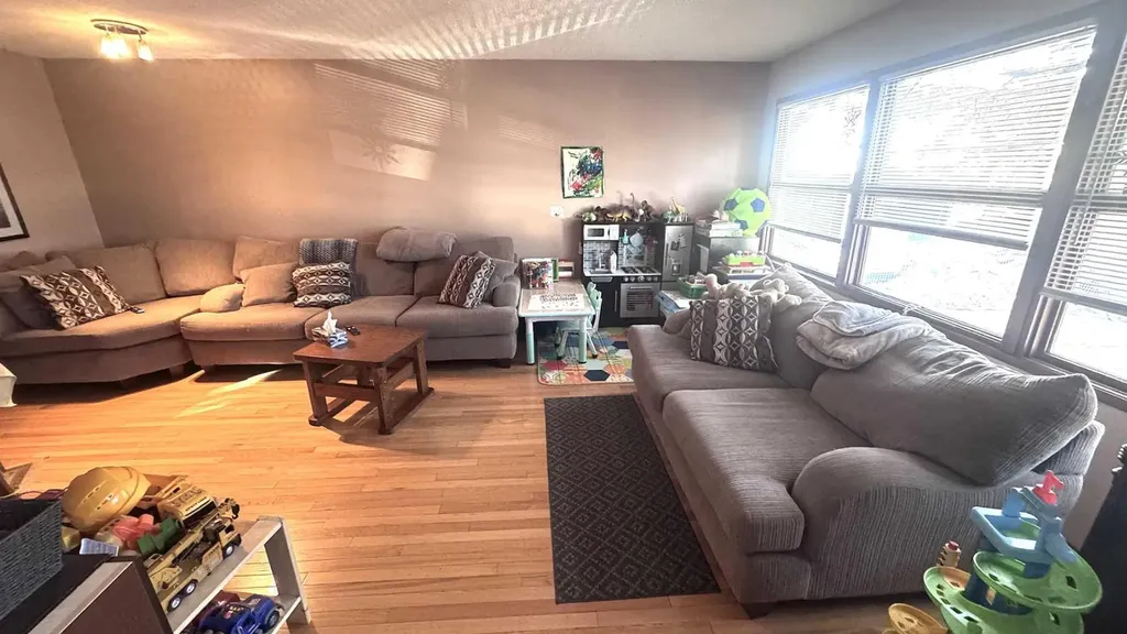 6503 33 Avenue NW Calgary AB T3B 1K9