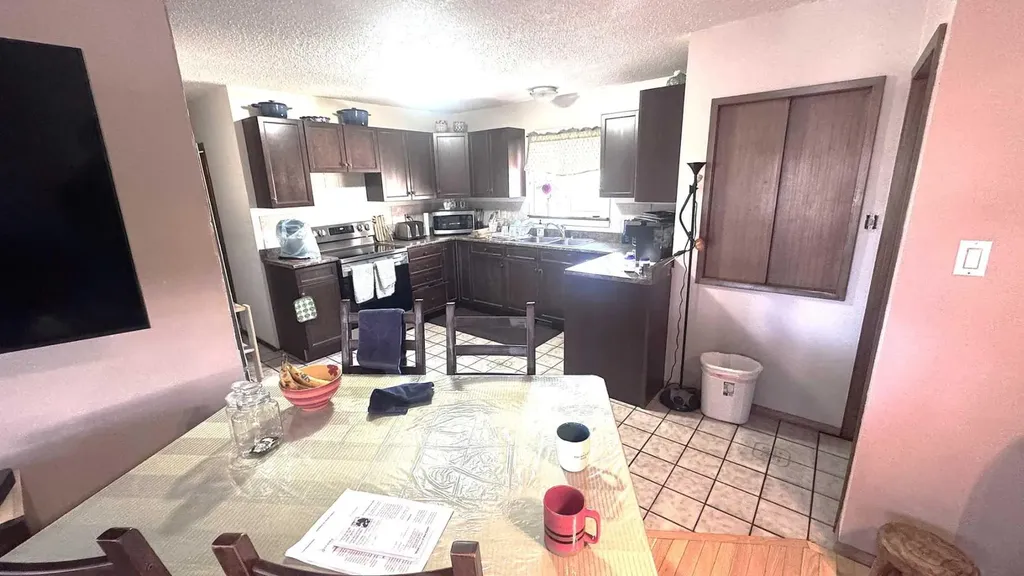 6503 33 Avenue NW Calgary AB T3B 1K9
