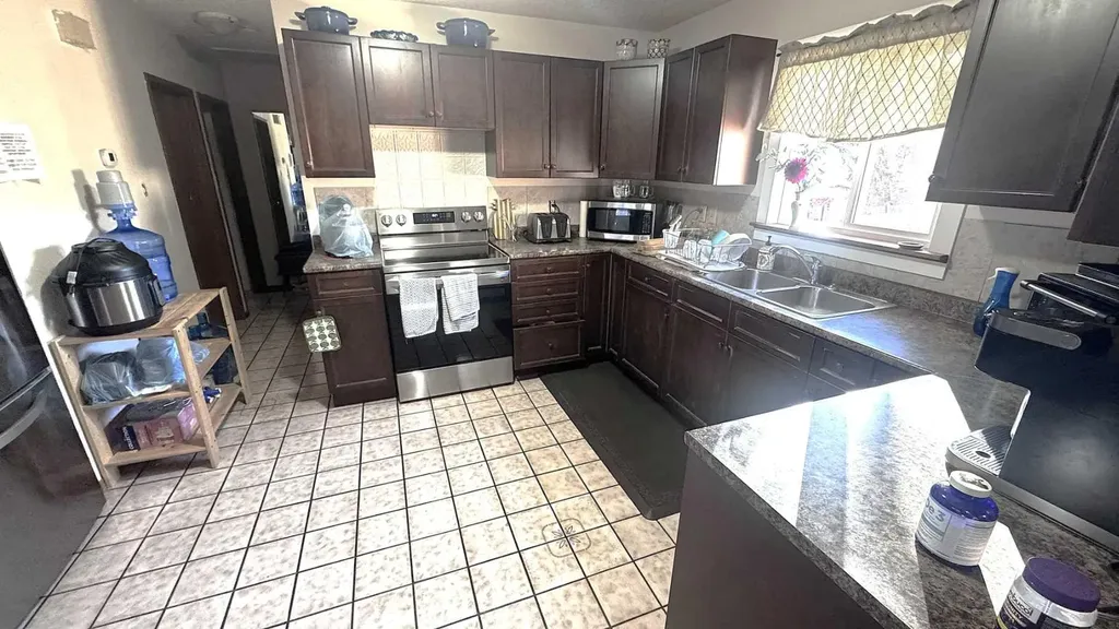 6503 33 Avenue NW Calgary AB T3B 1K9