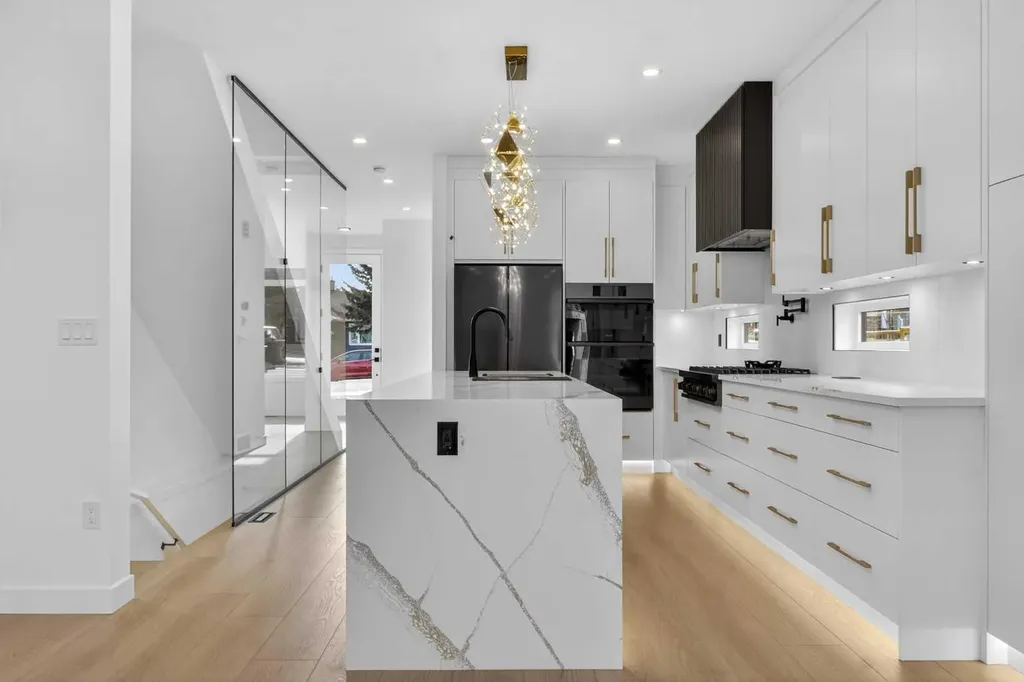 720 52 Avenue SW Calgary AB T2V 0B5