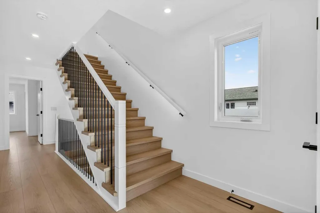 720 52 Avenue SW Calgary AB T2V 0B5