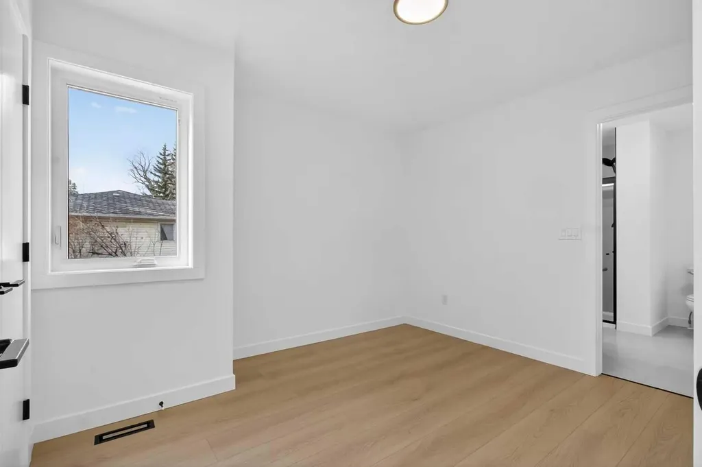 720 52 Avenue SW Calgary AB T2V 0B5