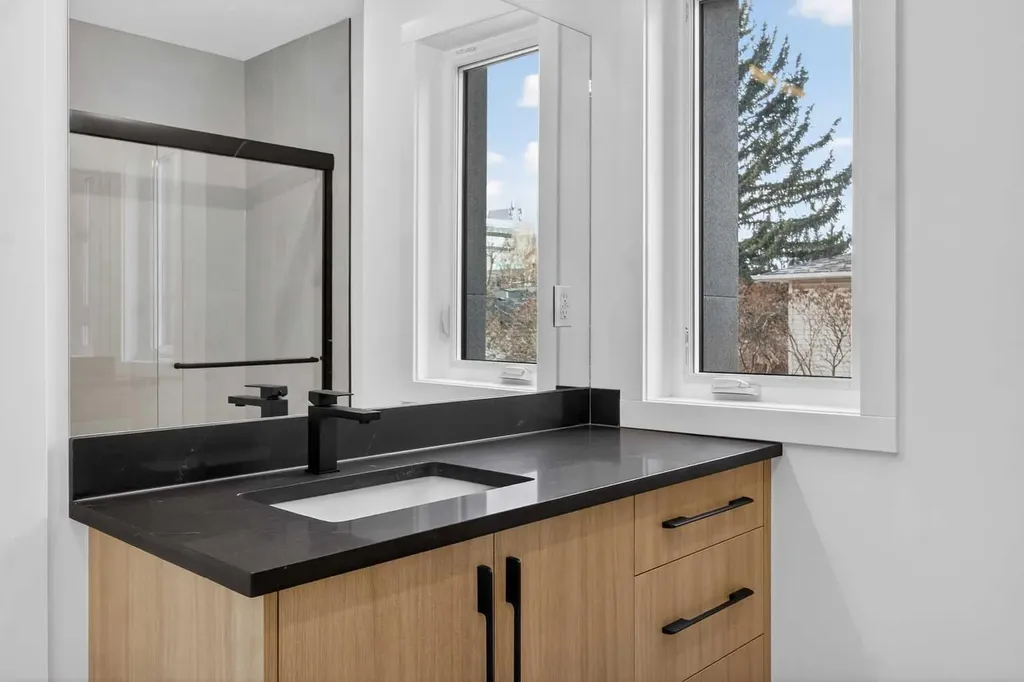 720 52 Avenue SW Calgary AB T2V 0B5