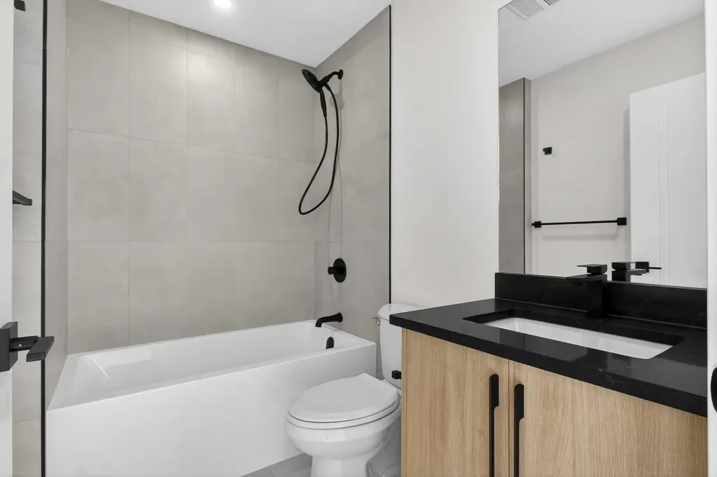 720 52 Avenue SW Calgary AB T2V 0B5