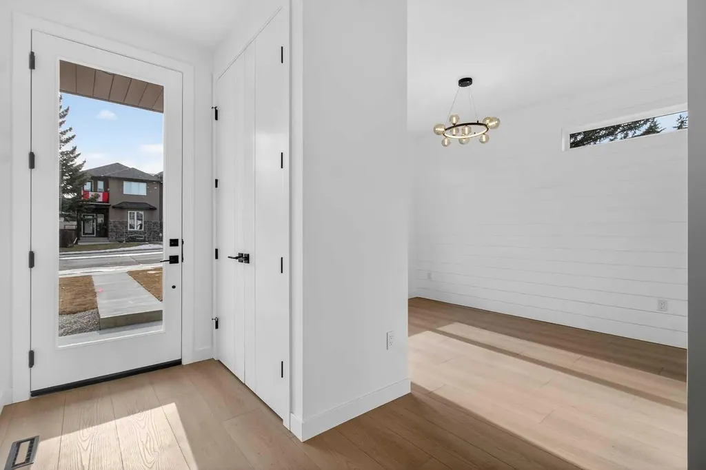720 52 Avenue SW Calgary AB T2V 0B5