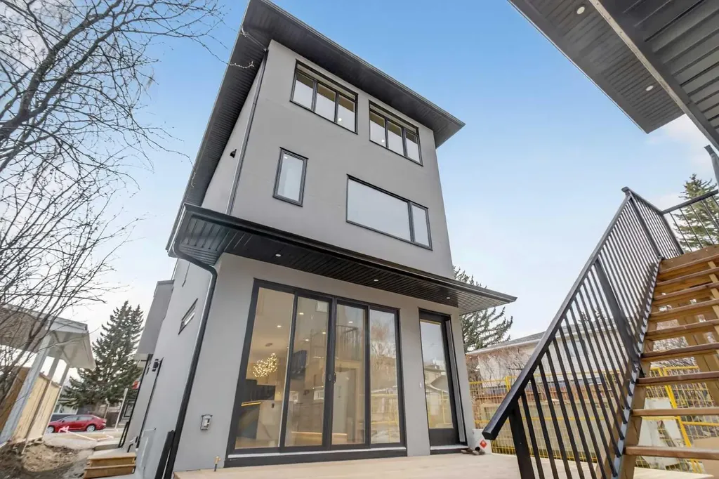 720 52 Avenue SW Calgary AB T2V 0B5