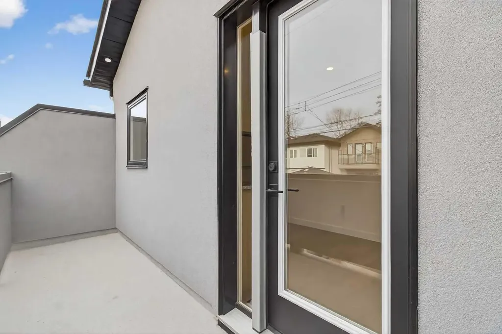 720 52 Avenue SW Calgary AB T2V 0B5