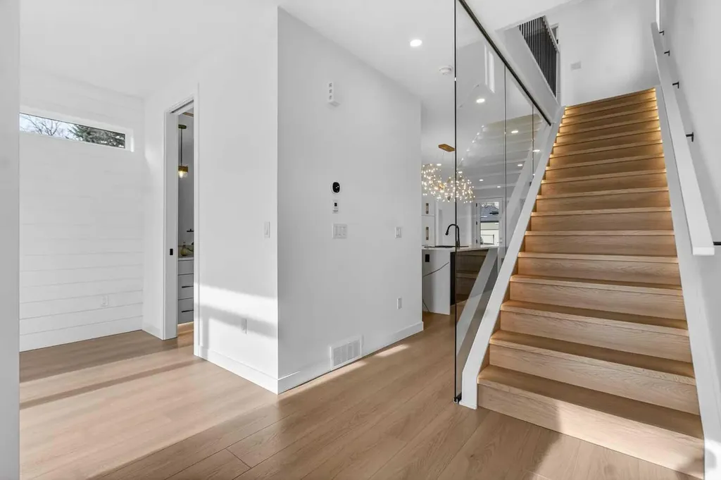 720 52 Avenue SW Calgary AB T2V 0B5