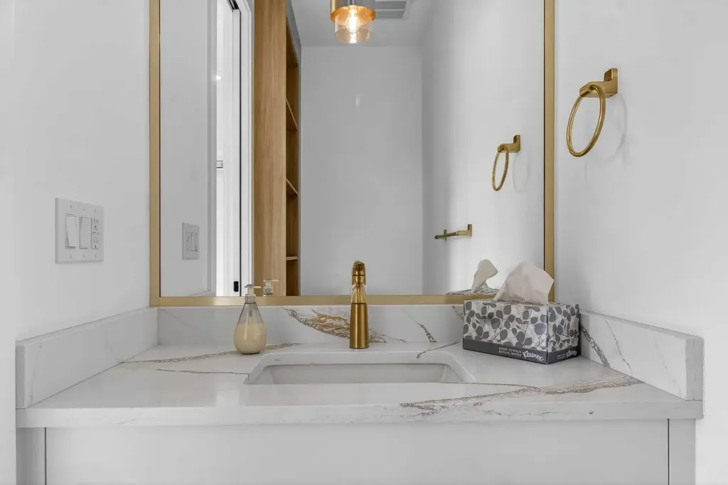 720 52 Avenue SW Calgary AB T2V 0B5