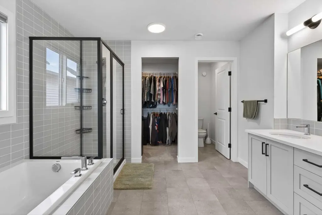 553 Baywater Manor SW Airdrie AB T4B 5R7