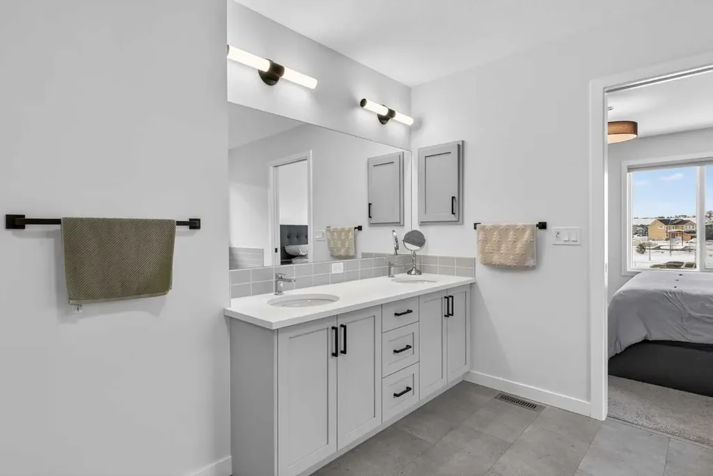 553 Baywater Manor SW Airdrie AB T4B 5R7