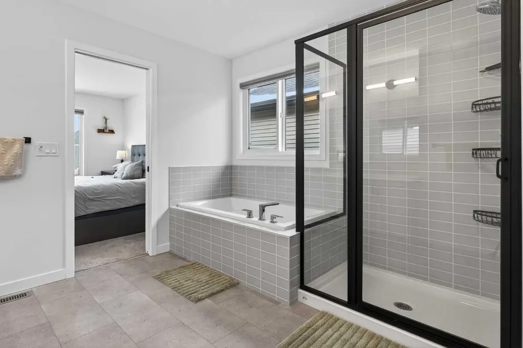 553 Baywater Manor SW Airdrie AB T4B 5R7