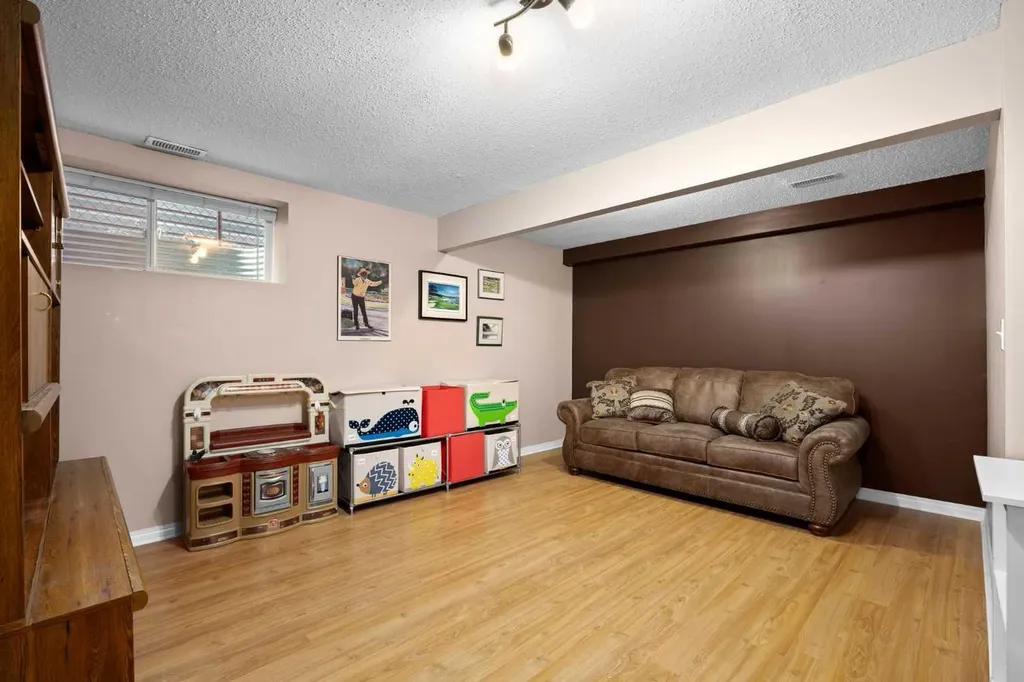 73 Sunset Heights Cochrane AB T4C 0C7
