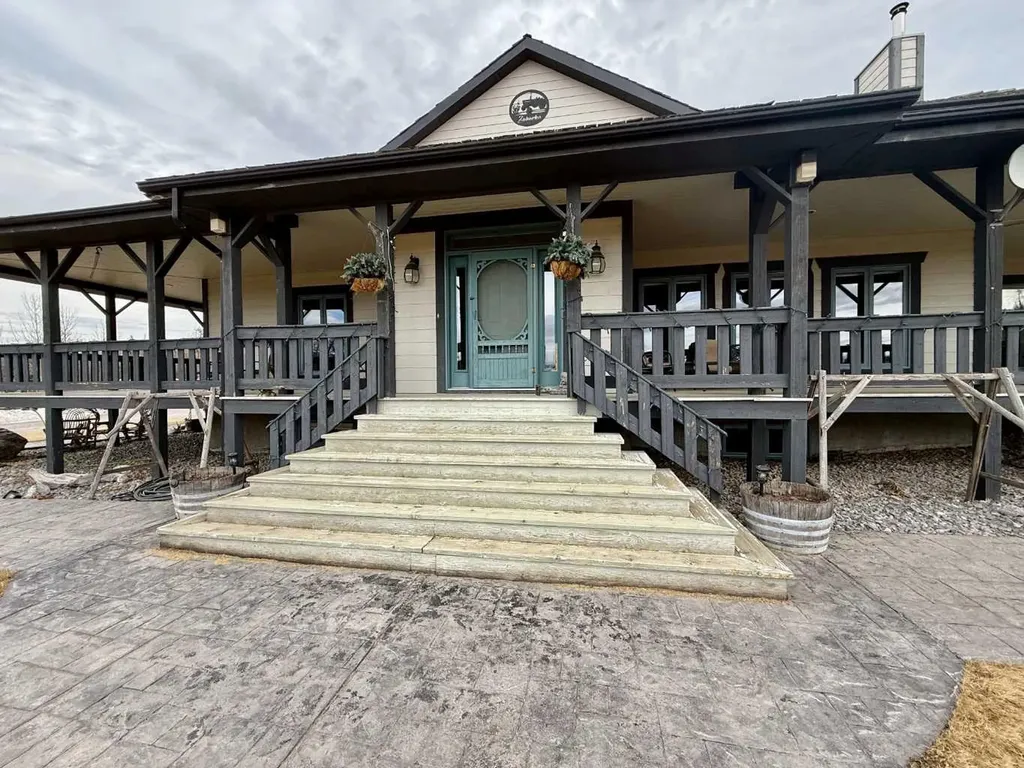24403 East River Road Hinton AB T7V 0A3