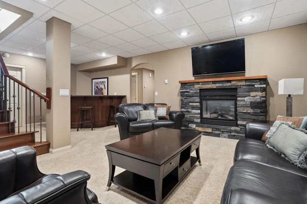 3804 69a Street Close Camrose AB T4V 5A8