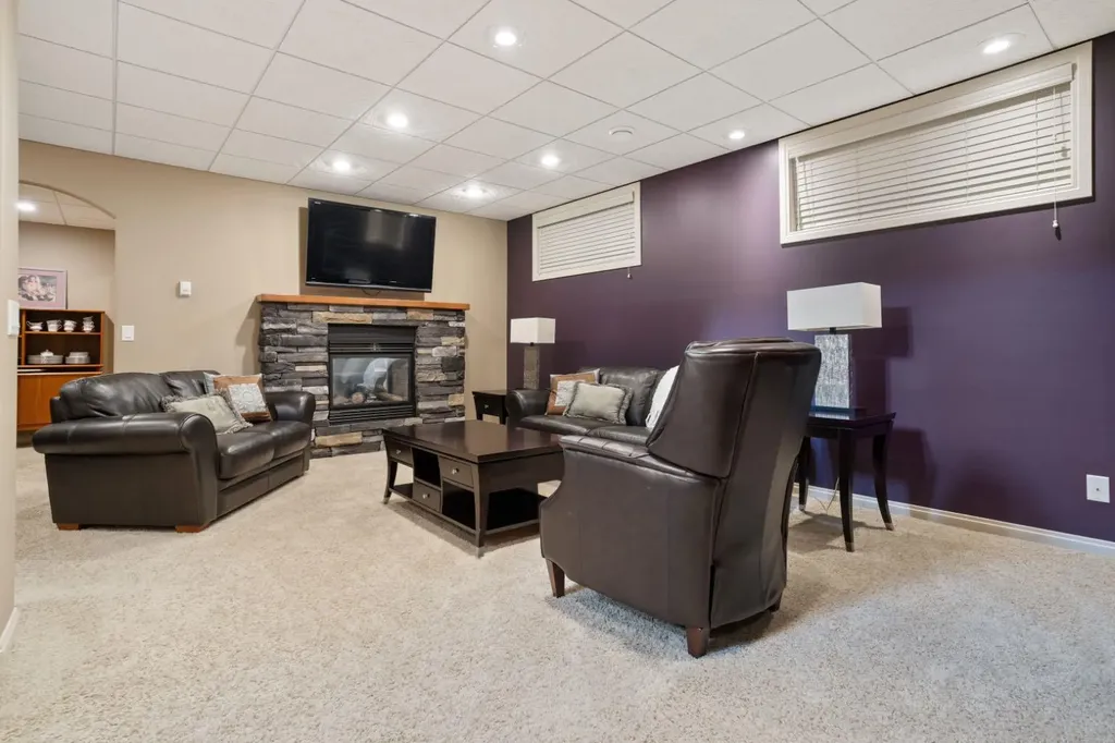 3804 69a Street Close Camrose AB T4V 5A8
