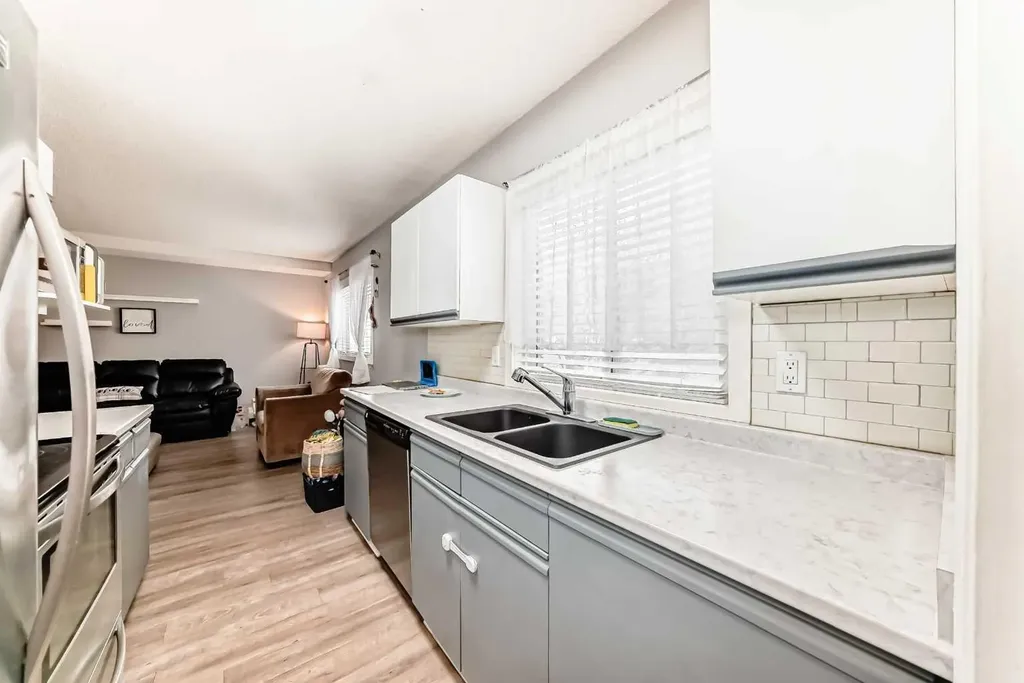 2508 17 Street SW Calgary AB T2T 4M8