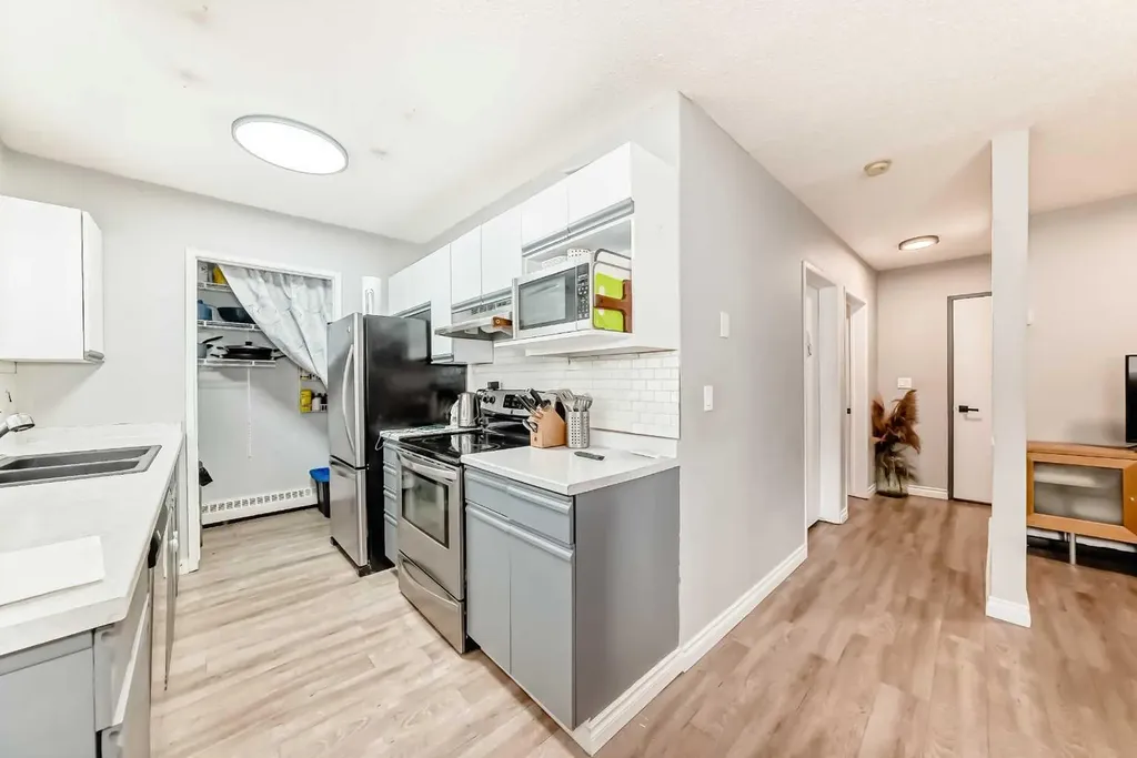 2508 17 Street SW Calgary AB T2T 4M8