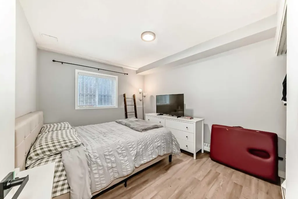 2508 17 Street SW Calgary AB T2T 4M8