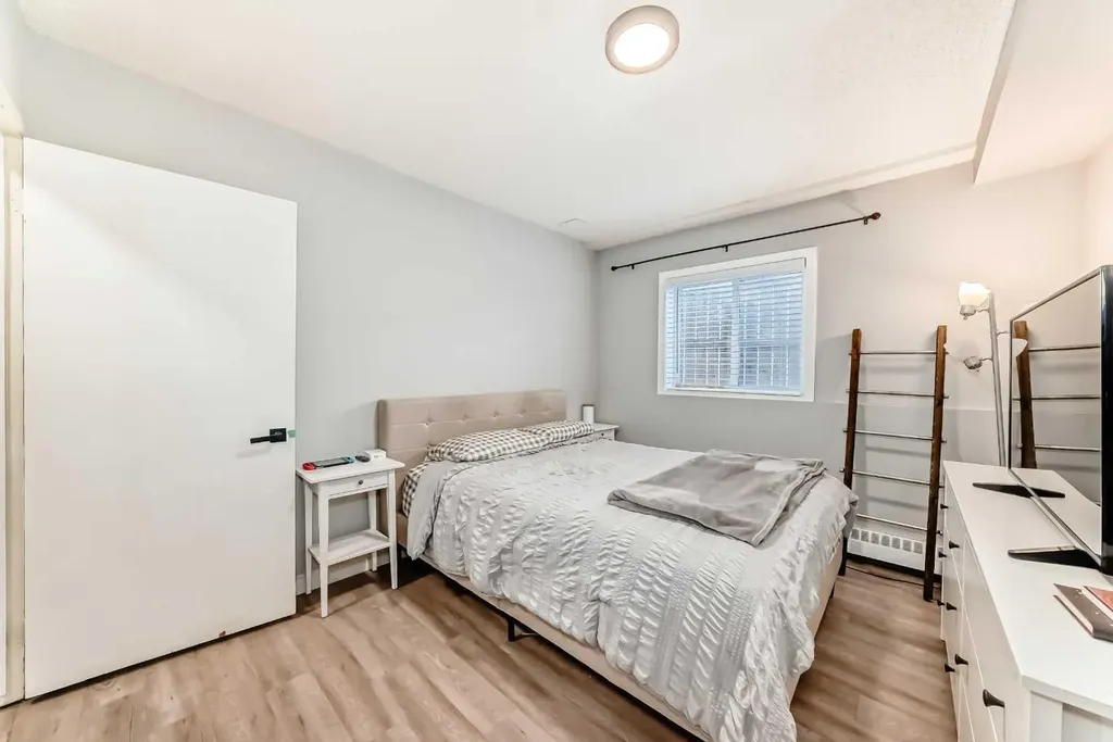 2508 17 Street SW Calgary AB T2T 4M8