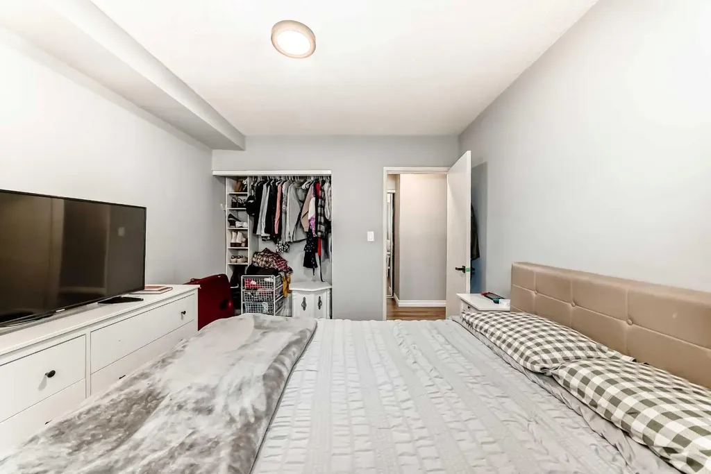 2508 17 Street SW Calgary AB T2T 4M8
