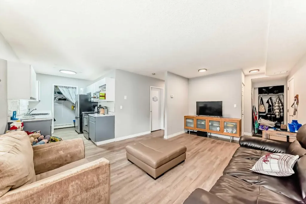 2508 17 Street SW Calgary AB T2T 4M8