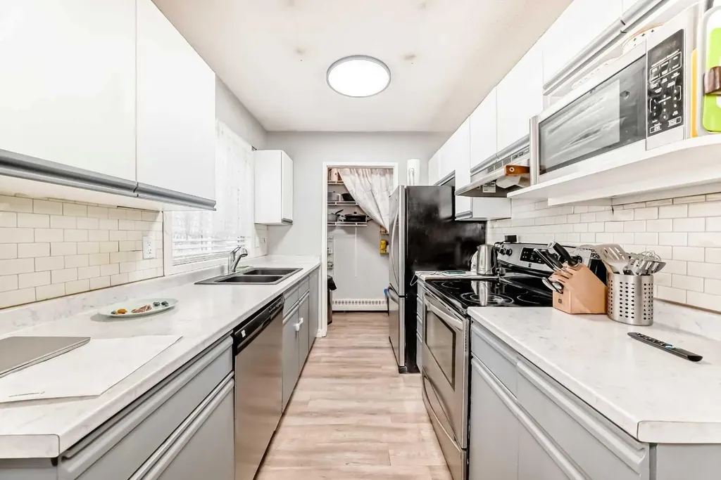 2508 17 Street SW Calgary AB T2T 4M8