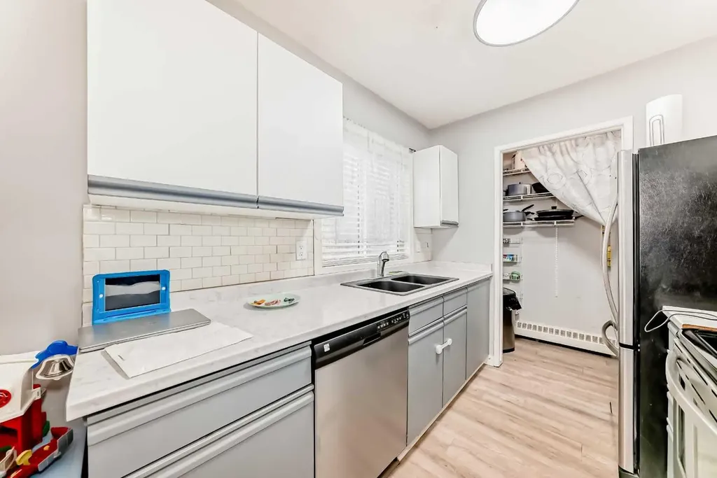 2508 17 Street SW Calgary AB T2T 4M8