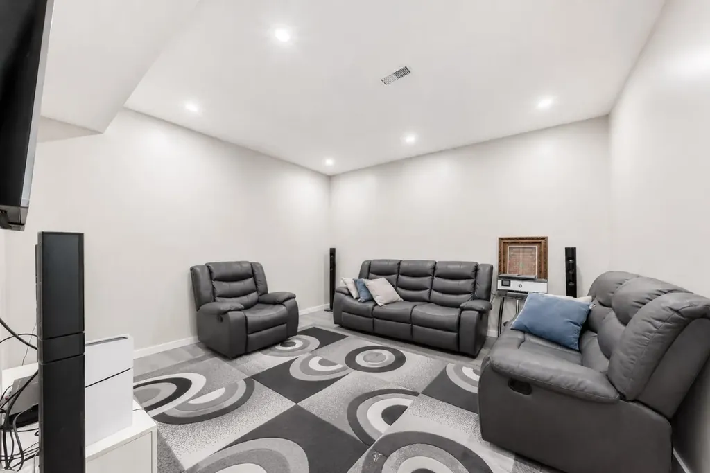 199 Kinniburgh Road Chestermere AB T1X 0T8
