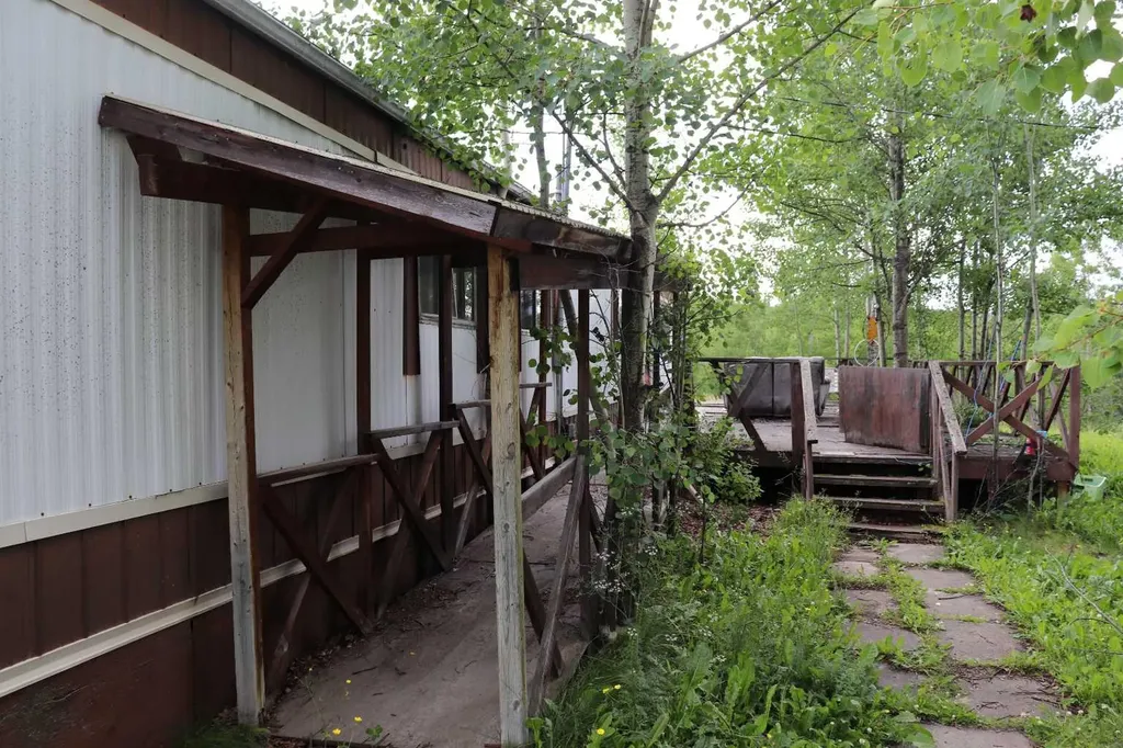 4938 49 Avenue Robb AB T0E 1X0