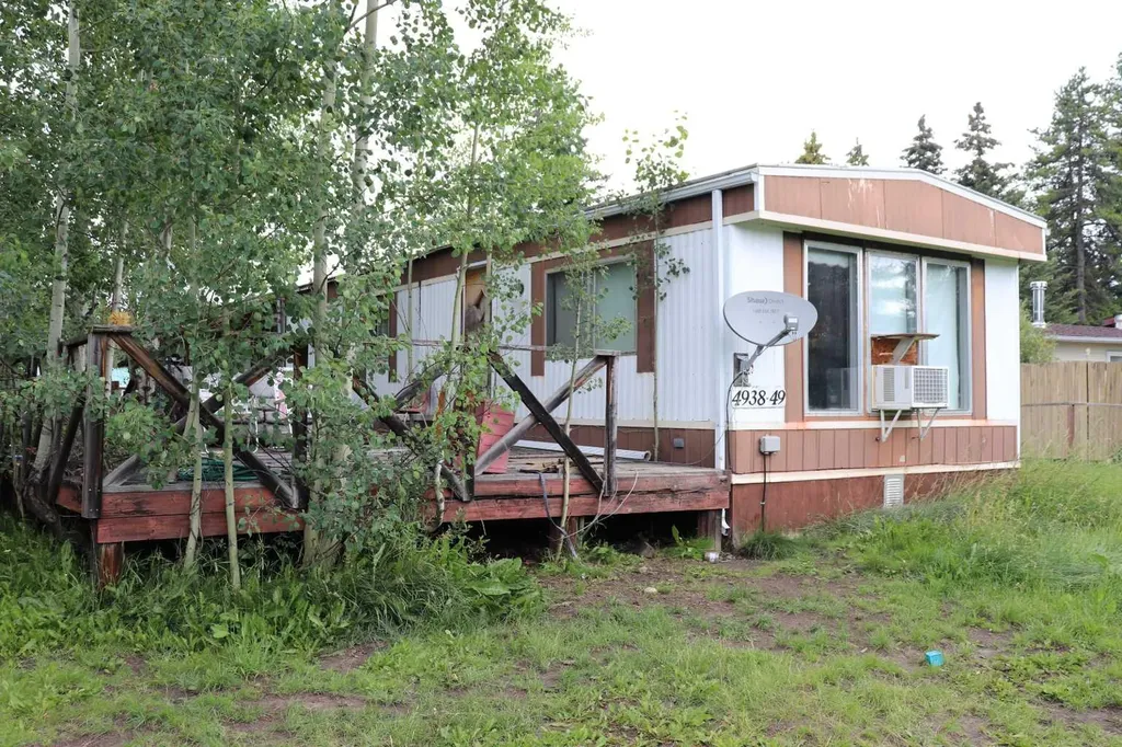 4938 49 Avenue Robb AB T0E 1X0
