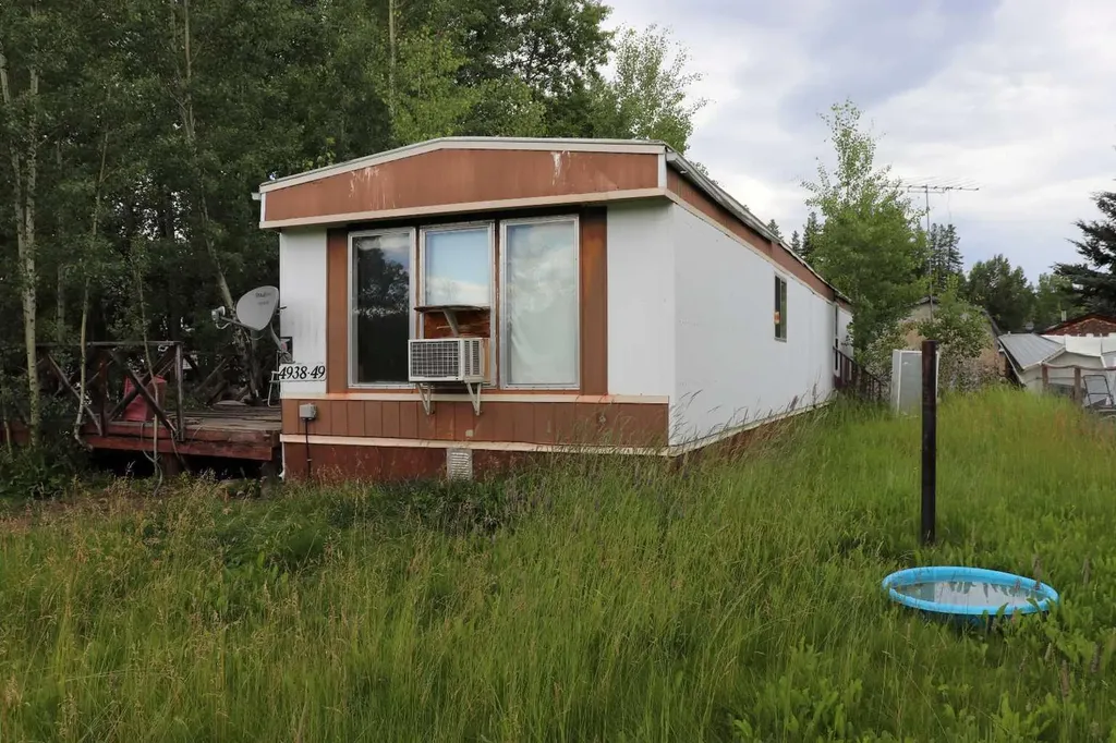 4938 49 Avenue Robb AB T0E 1X0