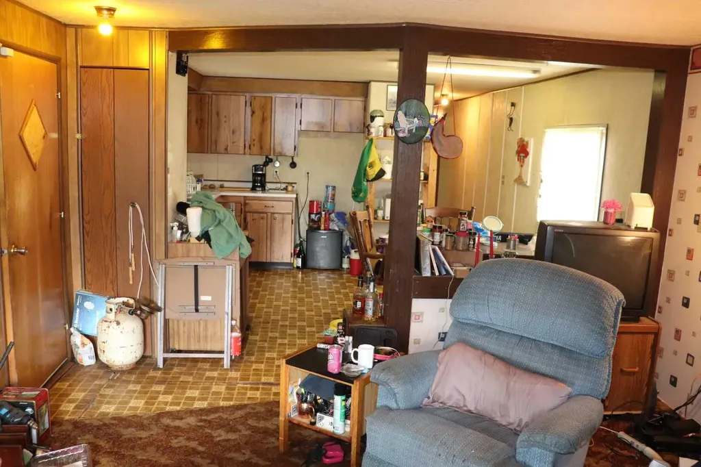 4938 49 Avenue Robb AB T0E 1X0