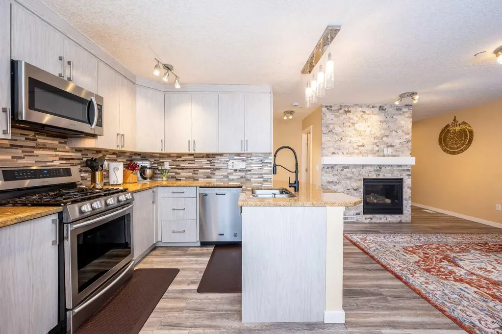 60 Covecreek Mews NE Calgary AB T3J 4V9